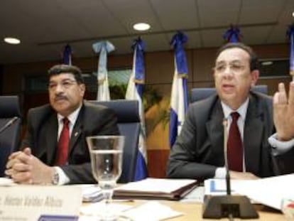 Durante el encuentro, el gobernador del BC, Héctor Valdez Albizu (d), habló con el FMI sobre el comportamiento de la economía dominicana durante 2013, destacando el crecimiento del producto interno bruto (PIB) de 4,1 %, por encima de las estimaciones. EFE/Archivo