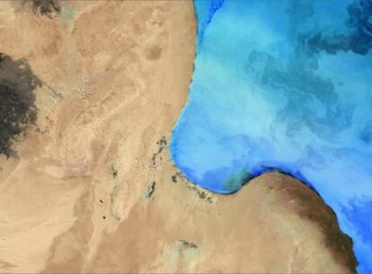 El satélite Envisat muestra las corrientes que van del sur del Mediterráneo al norte de Libia. La imagen está girada a la derecha 90º