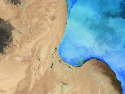 El satélite Envisat muestra las corrientes que van del sur del Mediterráneo al norte de Libia. La imagen está girada a la derecha 90º