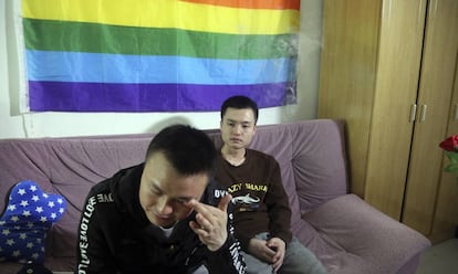 Sun Wenlin (derecha) y su pareja, Hu Mingliang, en su casa, el 12 de abril.