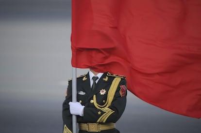 Un guardia de honor chino cubierto por una bandera roja mientras se prepara para la ceremonia de bienvenida al primer ministro de Sri Lanka, Ranil Wickremesinghe, en el Gran Salón del Pueblo en Pekín.
