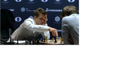 Carlsen, el lunes, tras seis horas de juego