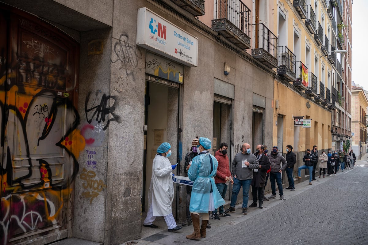 La sexta ola se desboca en Madrid: 11.221 contagios, la cifra más alta ...