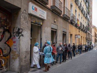 Varias personas esperan para realizarse una prueba de covid este martes en el Centro de Salud Universidad, en Madrid.