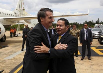 El presidente de Brasil, Jair Bolsonaro, es recibido por el vicepresidente de Brasil, Hamilton Mourao, a su llegada a la Base Aérea de Braisila. Bolsonaro, recibió este miércoles el alta después de 17 días hospitalizado tras someterse a una operación por las secuelas del atentado sufrido el pasado septiembre.