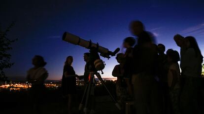 Uno de los siete telescopios instalados en el Cerro de San Vicente de Salamanca para observar el cielo en la madrugada del lunes.