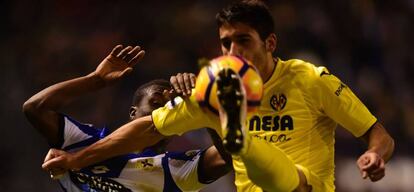José Angel, lateral del Villarreal, pugna con Marlos Moreno.