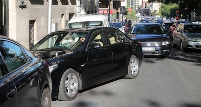 Coche del expresidente del BBVA y su escolta detrás, el 18 de junio.