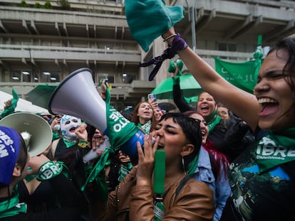 Mujeres celebran la decisión de la Corte Constitucional de aprobar la despenalización del aborto hasta la semana 24, en Bogotá, el 21 de febrero de 2022.