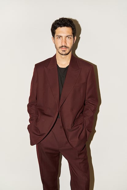 Darín con traje de chaqueta de FENDI y camiseta de DOLCE & GABBANA