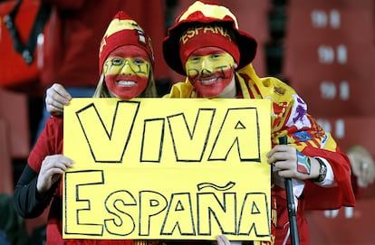 Seguidores españoles en las gradas del Ellis Park de Johannesburgo, antes de empezar el partido entre Paraguay y España.