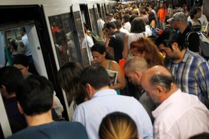 Los viajeros de la línea 10 se agolpan en uno de los andenes de Nuevos Ministerios.