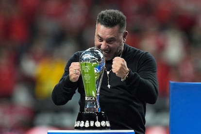 Antonio Mohamed frente al trofeo de campeón de la Liga MX, este domingo.