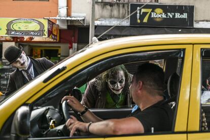 Johnny Tales imita al personaje de cómic y película 'The Joker', en Medellín.