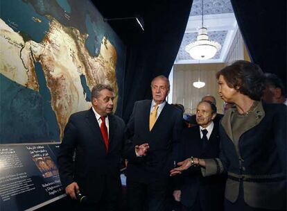 Los Reyes, don Juan Carlos y doña Sofía, junto al presidente argelino, Abdelaziz Buteflika, y el director de la Fundación Legado Andalusí, Jerónimo Páez, durante la inauguración de la exposición &#39;Ibn Jaldún, entre Argelia y al-Andalus&#39;, en el Palacio de la Cultura de Argel.