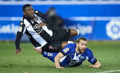 Boateng (arriba) y Laguardia observan el remate del alavesista que dio la victoria a los albiazules ante el Levante