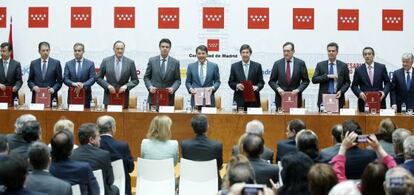 Firma del convenio entre los siete bancos y Avalmadrid.