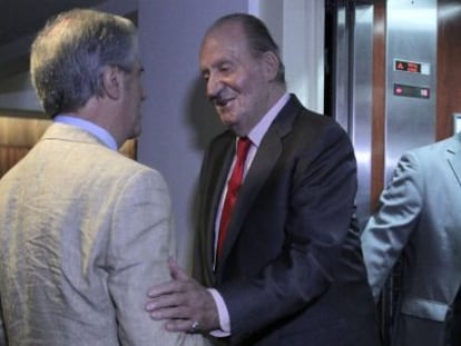 Don Juan Carlos saluda al presidente electo de Uruguay, Tabar&eacute; V&aacute;zquez, en Montevideo.