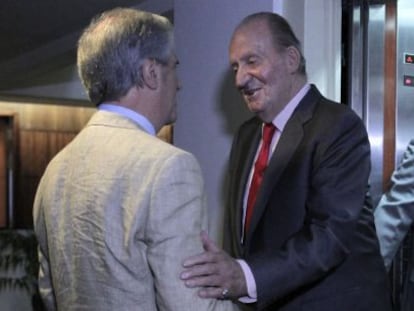 Don Juan Carlos saluda al presidente electo de Uruguay, Tabar&eacute; V&aacute;zquez, en Montevideo.