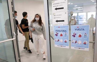 Alumnos finalizan una clase de recuperación en un colegio donostiarra.