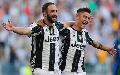 Higua&iacute;n y Dybala celebran un gol del primero al Sassuolo. 