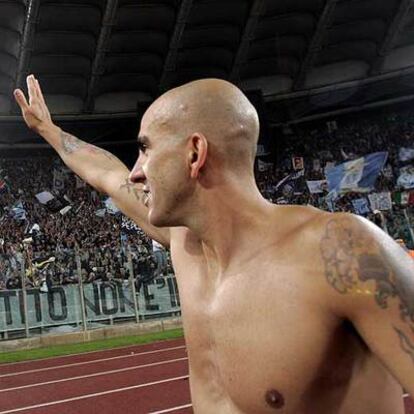 Paolo Di Canio, del Lazio, hace el saludo fascista.