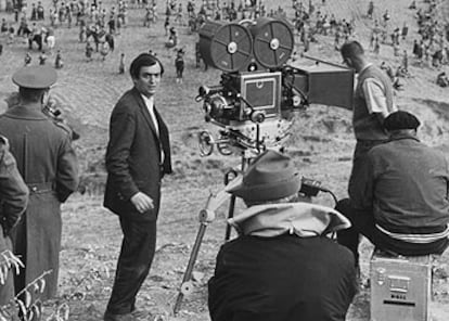 Stanley Kubrick, fotografiado durante el rodaje de <i>Espartaco</i> (1960).