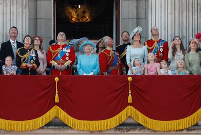 La familia real británica observa el desfile aéreo del Trooping the Colour en el Palacio de Buckingham, en Londres, el 9 de junio de 2018.