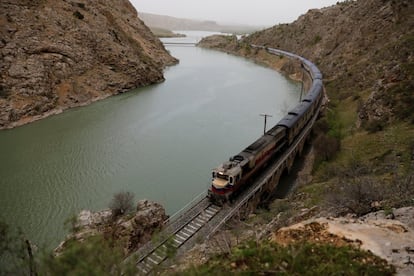 Vista geral do trem enquanto viaja pela província de Erzincan a caminho de Ancara (Turquia).