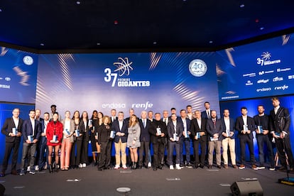 Foto de familia con los premiados por la revista Gigantes del Basket.