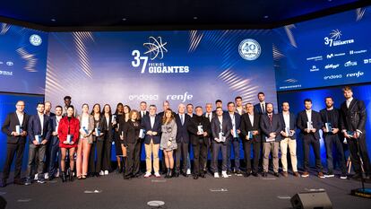 Foto de familia con los premiados por la revista Gigantes del Basket.