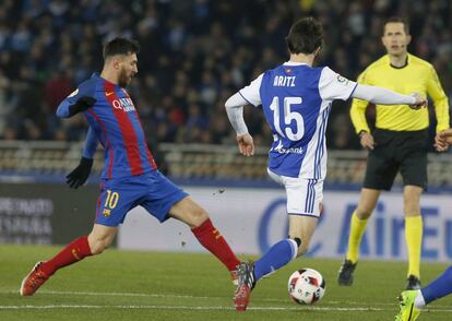 El delantero argentino del Barcelona Leo Messi (izquierda) disputa un balón con el defensa de la Real Sociedad Aritz Elustondo (derecha).