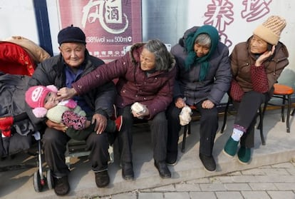 Foto de arquivo de vários idosos junto a um bebê na localidade de Jiaxing na província chinesa de Zhejiang