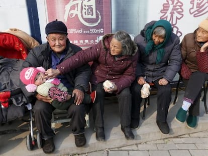 Foto de arquivo de vários idosos junto a um bebê na localidade de Jiaxing na província chinesa de Zhejiang