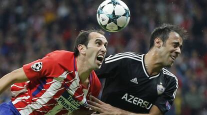 Godín e Ismayilov luchan por un balón en el Wanda.