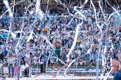 Alcaraz levanta el título de campeón en Madrid.