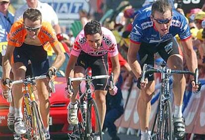 Roberto Laiseka, Joseba Beloki y Lance Armstrong, durante la subida a Alpe d'Huez.