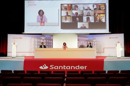 Imagen facilitada por el Banco Santander de su presidenta, Ana Botín; del consejero delegado, José Antonio Álvarez (izquierda), y del secretario general, Jaime Pérez Renovales (derecha), durante la junta general de accionistas de la entidad, la primera que se celebra de forma totalmente telemática y es retransmitida desde la Ciudad Financiera de Boadilla del Monte (Madrid).