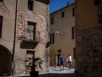 En la imagen, turistas pasean por el casco antiguo de un pueblo de Girona.