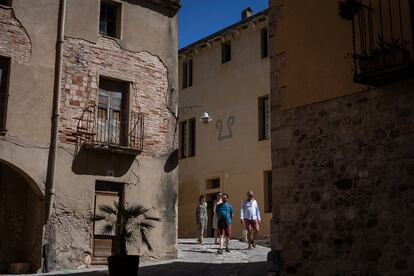 En la imagen, turistas pasean por el casco antiguo de un pueblo de Girona.