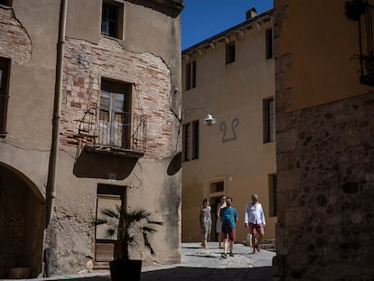 En la imagen, turistas pasean por el casco antiguo de un pueblo de Girona.