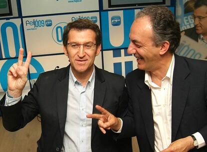 Alberto Núñez Feijóo, celebra la victoria electoral, junto al eurodiputado Francisco Millán Mon, en la sede del PP gallego, en Santiago.