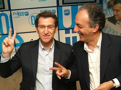 Alberto Núñez Feijóo, celebra la victoria electoral, junto al eurodiputado Francisco Millán Mon, en la sede del PP gallego, en Santiago.