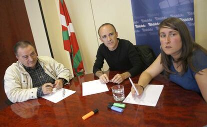Josu Juaristi, en el centro, durante la reunión con Karmelo Landa, a la izquierda, en la sede de EA.
