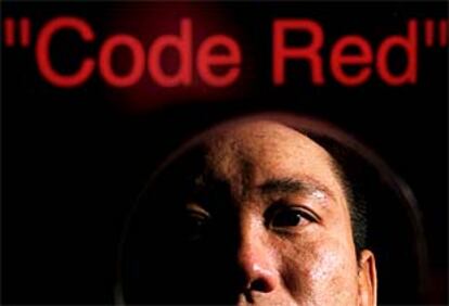 Imagen de un internauta reflejada en una pantalla con la alerta del <I>Código rojo</I>.