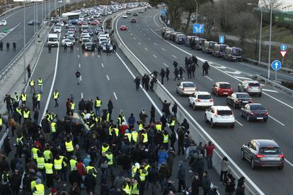 Un grupo de taxistas cortan la M-11 de Madrid, el 21 de enero de 2019.