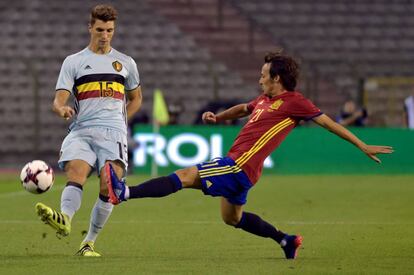 David Silva disputa un balón a Thomas Meunier en el amistoso contra Bélgica.