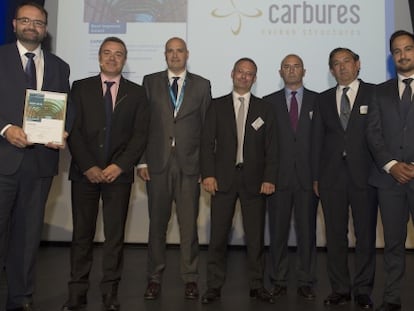 De izquierda a derecha: Roberto Rey (Consejero delegado de Carbures), Therry Gendre (Vicepresidente de Airbus), Javier Moreno (Director General de Carbures Aerospace &amp; Defense), Frank Martin (Vicepresidente de Airbus), Arturo Pastor (Director de Calidad de Carbures), Javier Garc&iacute;a Baeza (Airbus), Francisco L&oacute;pez (Departamento de Calidad de Carbures), Roberto Rodr&iacute;guez (Airbus).