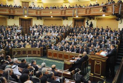 Morsi da un discurso en el Parlamento, hoy en El Cairo.