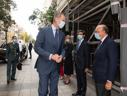 Felipe VI acompañado por su nueva ayudante de campo a su llegada al Foro Tendencias 2021 este jueves en Madrid.